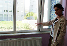 Hastanenin 3. katından düştü