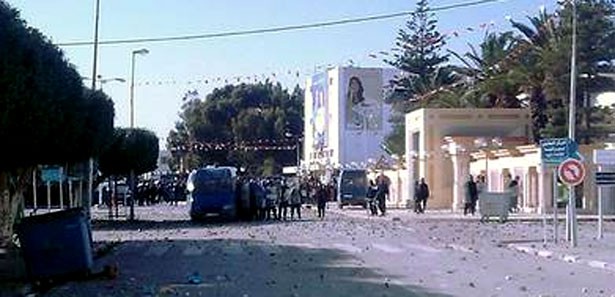 Tunus'ta bir genç kendini ateşe verdi