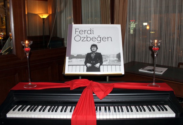 Ferdi Özbeğen anısına gece düzenlendi