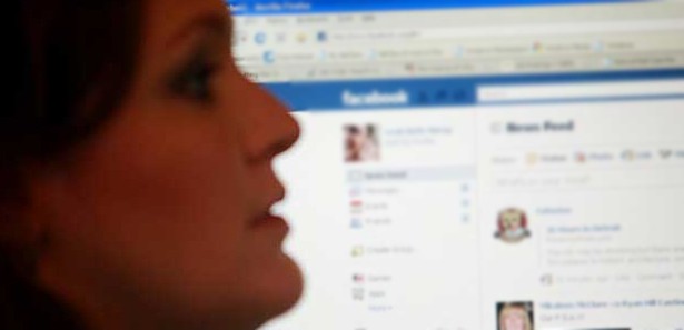 Facebook daveti başkana istifa getirdi