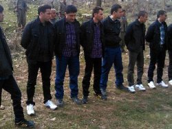 Teslim edilen askerler PKK'lı yöneticiyle tokalaşmadı