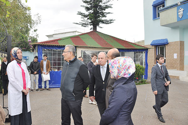 Deniz Baykal Türk okulunu ziyaret etti