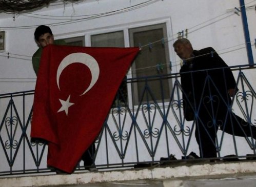 Türkiye'nin konuştuğu uzman çavuş bayrağı öptü