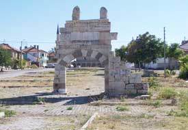 Kale kapısı yıkılmaya yüz tuttu