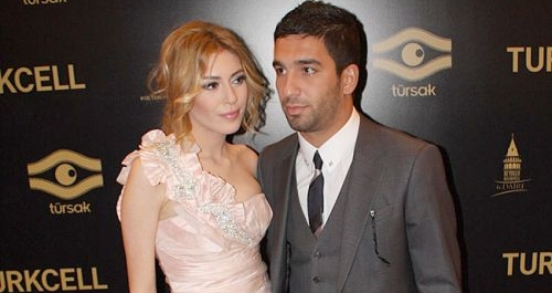 Arda Turan Sinem Kobal çifti düğünü erteledi