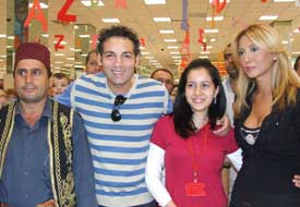 Cansız manken Afra'ya geldi