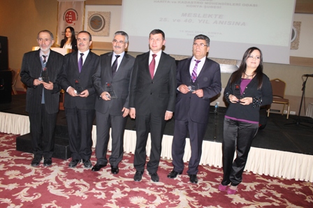 Meslekte 40 yılını dolduranlara plaketleri verildi