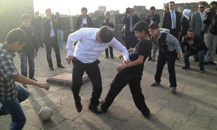 Davutoğlu çocuklarla maç yaptı