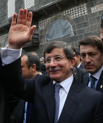 Diyarbakır Davutoğlu'nu bağrına bastı