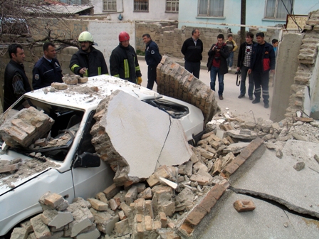 Otomobilin üstüne duvar düştü