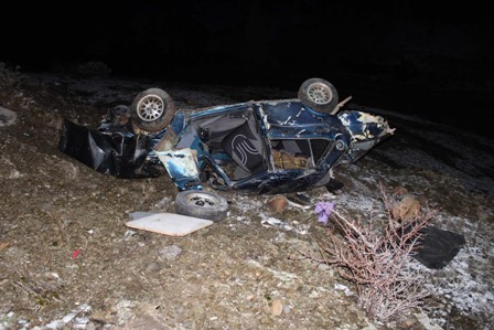 Uçuruma yuvarlanan otomobilden sağ çıktı