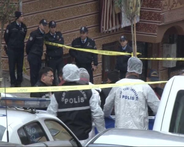 Sokak ortasında anne-kızı öldürdü