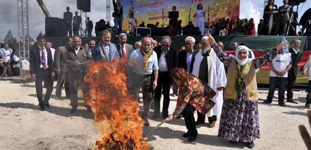 Mersin'de Nevruz kutlamasına 15 bin kişi katıldı