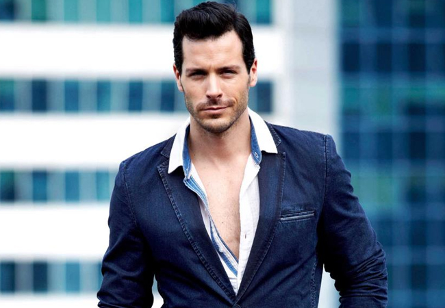 Carlos çapkın bir fotoğrafçıyı oynayacak