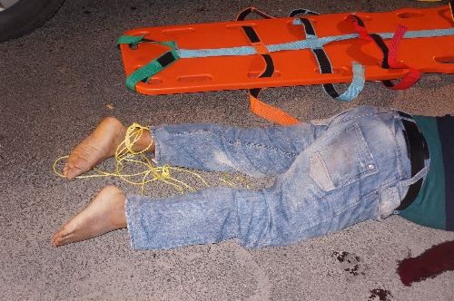 Ayaklarını bağlayıp 4. kattan attılar