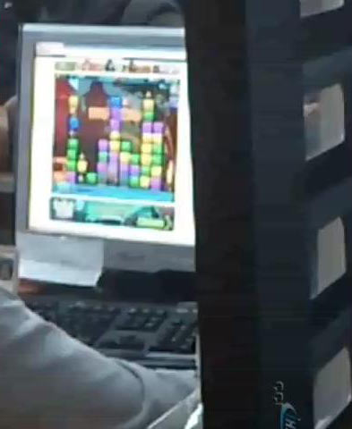 Hastalar sıra beklerken memur oyun oynadı VİDEO