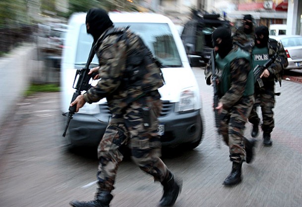 Ankara'da 14 adrese operasyon