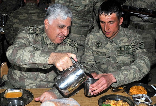 Genelkurmay Başkanı erlerle karavana yedi