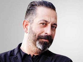 Cem Yılmaz yine kırdı geçirdi