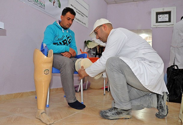 Sakat kalan vatandaşlarını unutmadılar