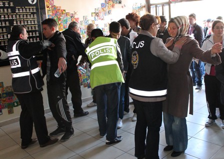 YGS’de aileler dışarıda, öğrenciler içeride ter döktü