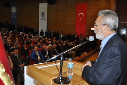 İsmet Özel Konya'da konferans verdi