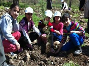 Diyarbakır'da 200 yetimle 600 fidan