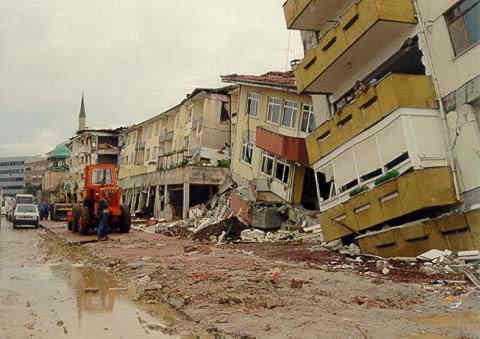 Depremzedeler annelerinin mezarını arıyorlar