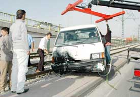 Yoldan çıkan minibüs tramvay yoluna uçtu