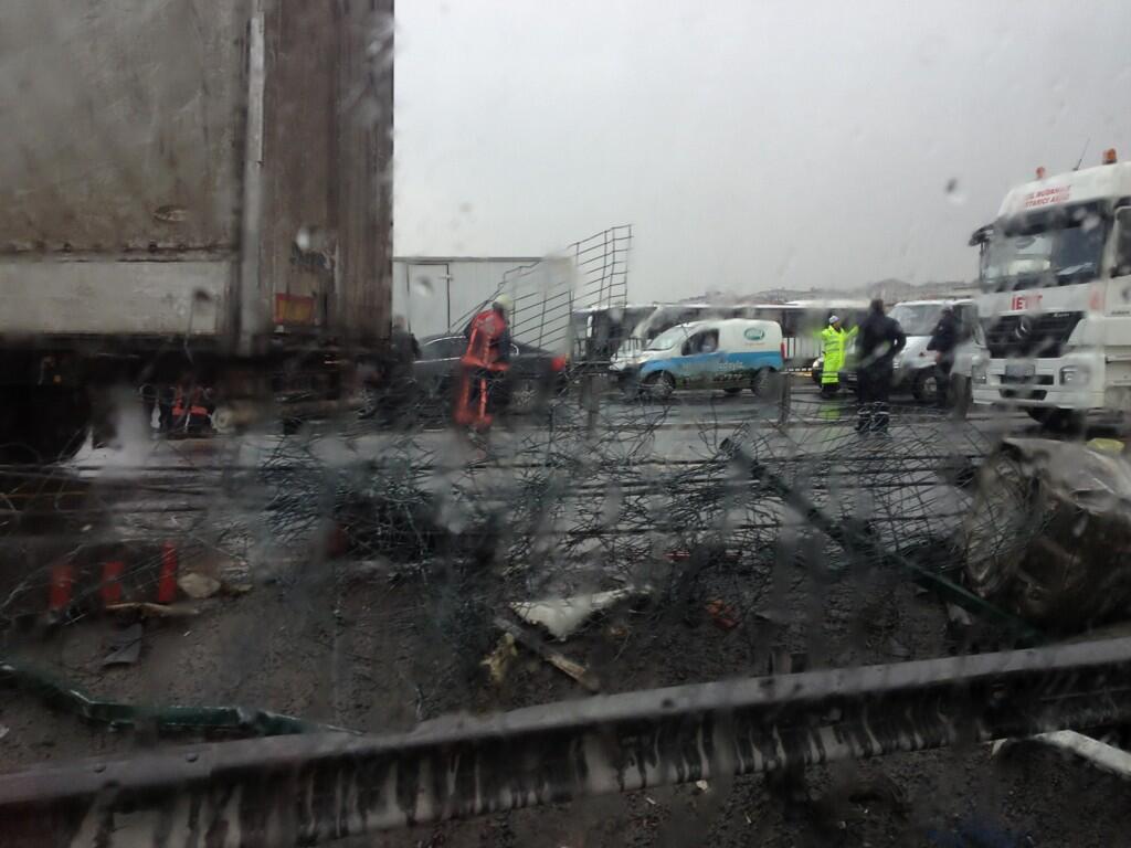 İstanbul'da metrobüs yoluna TIR girdi VİDEO