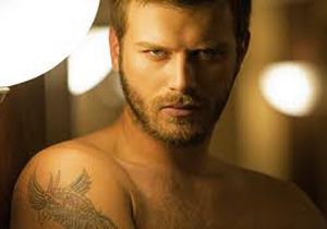 Kıvanç Tatlıtuğ'u 4 kişi dövmeye çalıştı