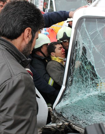 Kamyonet tramvaya çarptı