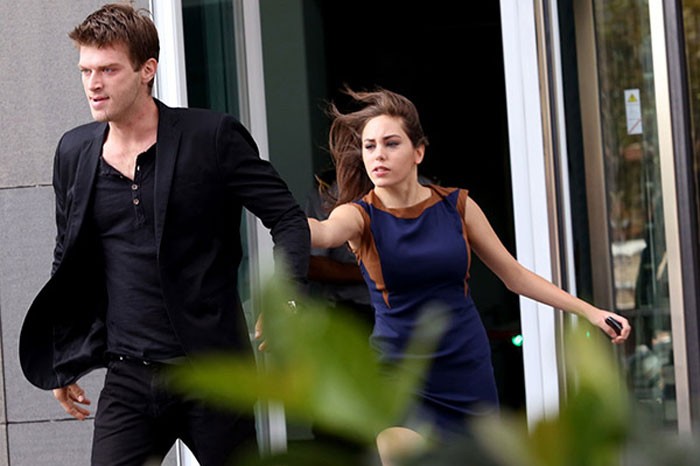 Kıvanç Tatlıtuğ Öykü Karayel'i ikiziyle karıştırdı