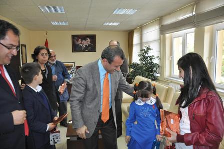 En çok kitap okuyanlara altın ve kitap verildi