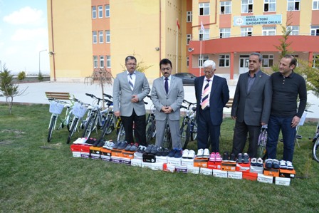 Öğrencilere gönül elçilerinden hediye