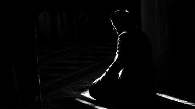 Önce namaz kıldı sonra boğazını kesti!