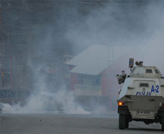 Polise molotoflarla saldırdılar