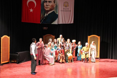 SÜ'de ''Efendim'' adlı tiyatro oyunu sahnelendi