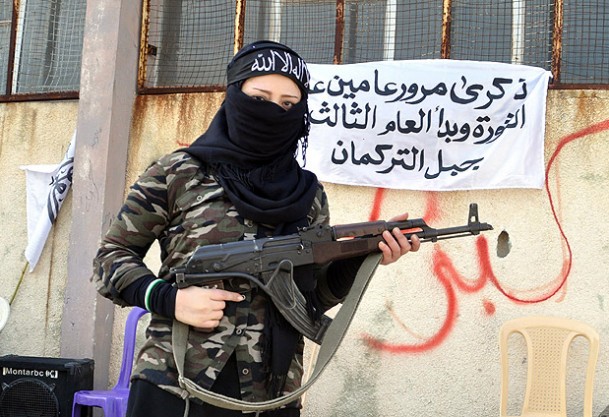 Suriyeli Emira'nın eli tetikte