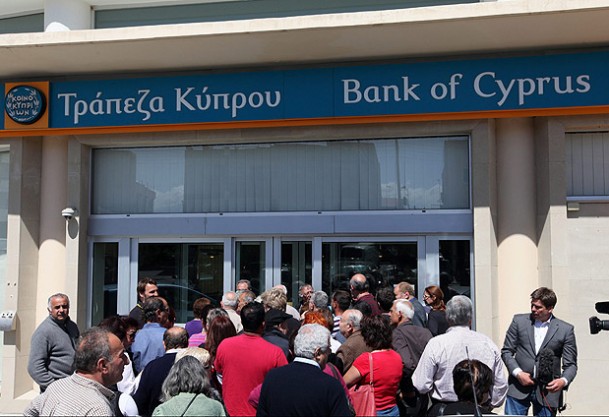 Güney Kıbrıs'ta bankalara hücum