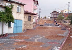 Ahırlı'ya kilitli taş döşeniyor