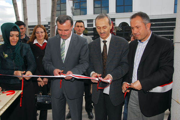 'Sevgiyle Birleşen Eller' sergisi açıldı