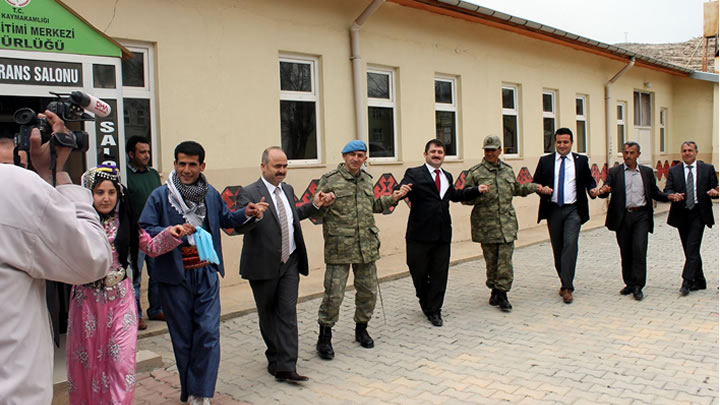 Siirt'te barış halayı çekildi