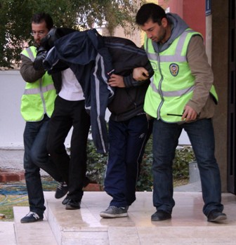 Cezaevinden çıkıp çöp bidonu çaldılar