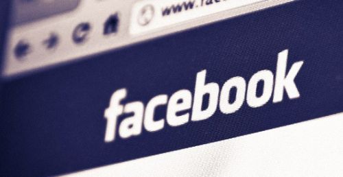 Facebook telefonu yolda