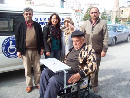 Seydişehir'de engelli kişiye akülü araç hediye edildi