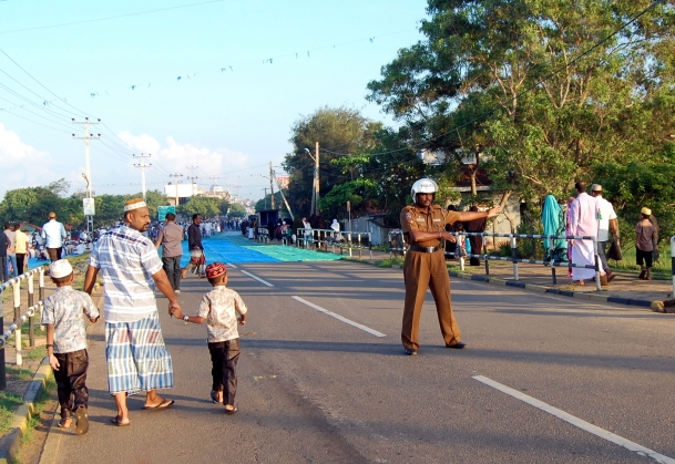Budistler Müslümanlara Ait Mağazaya Saldırdı