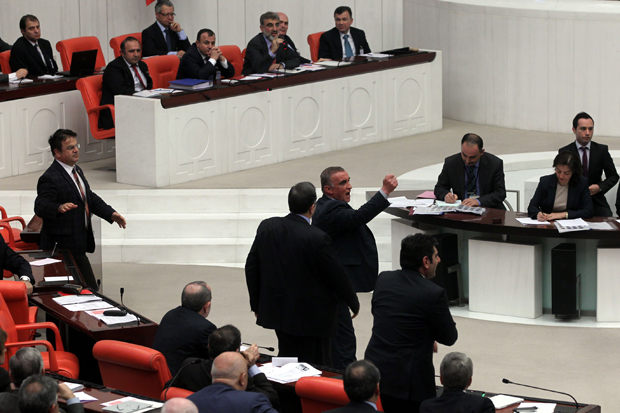 Meclis'te Uzunırmak ve Yıldız kavga etti