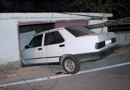 Otomobil garaja girdi