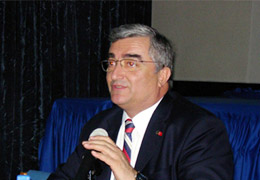 Rektör Türkçe ezan istedi